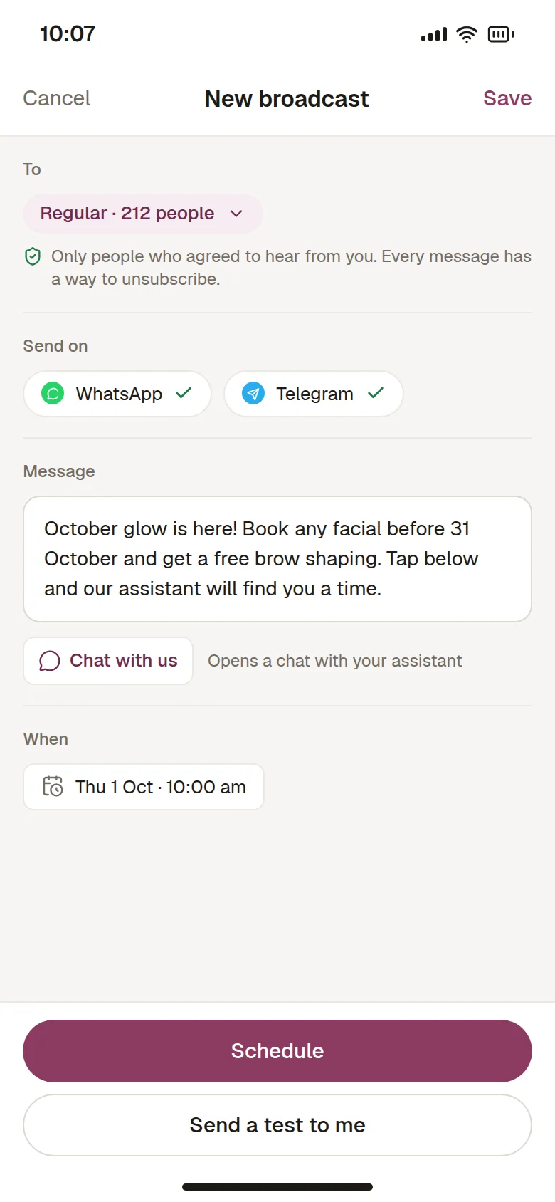 一斉配信の画面：常連のお客様への新しいメッセージと「Chat with us」ボタン、スマホでのプレビュー、これまでの配信の結果。