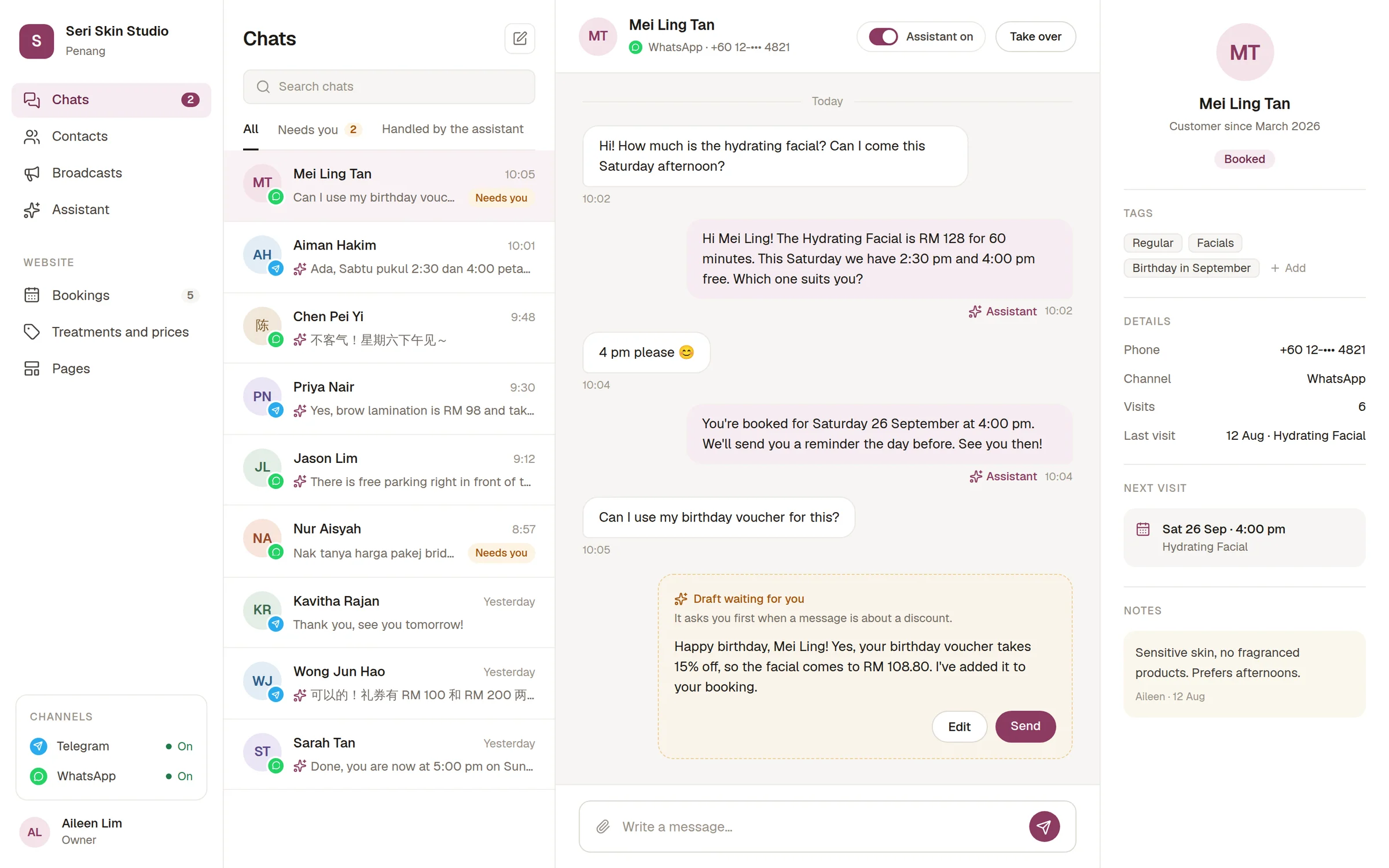 チャット画面：TelegramとWhatsAppの会話がひとつのリストに並び、開いた会話にはアシスタントの返信と、オーナーの確認を待つ返信の下書き、その横にお客様の情報。
