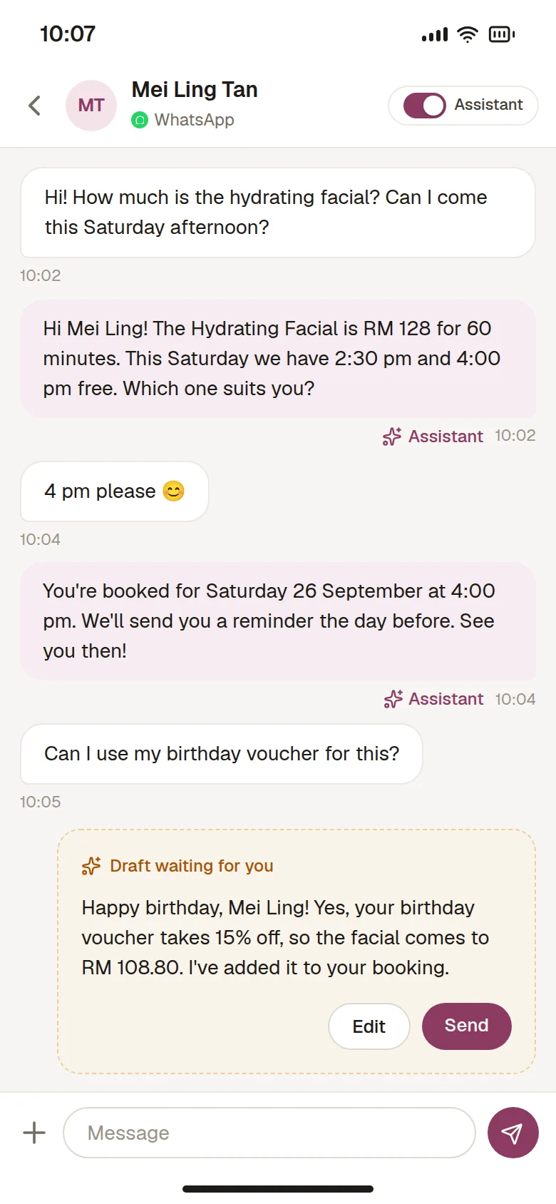 チャット画面：TelegramとWhatsAppの会話がひとつのリストに並び、開いた会話にはアシスタントの返信と、オーナーの確認を待つ返信の下書き、その横にお客様の情報。